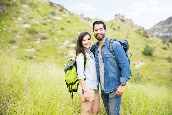 Par på ett utomhus datum — Stockfoto