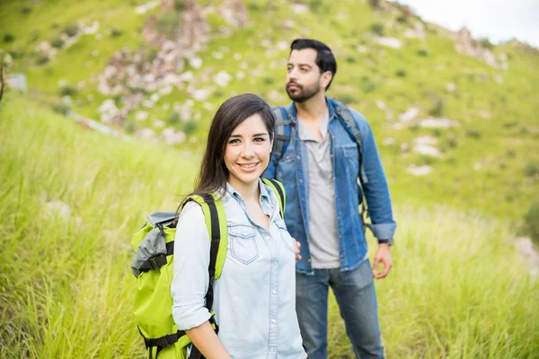 Kvinna vandring med hennes pojkvän — Stockfoto