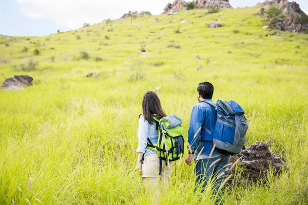 Casal de caminhantes em uma viagem de acampamento — Fotografia de Stock