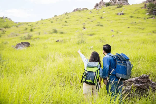 Frau zeigt den Gipfel des Berges — Stockfoto