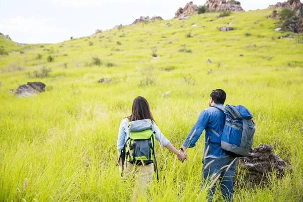 Hiking adventure in couple — Stock Photo, Image