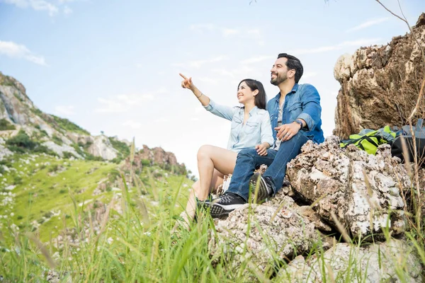 Par som pekar på toppen av ett berg — Stockfoto