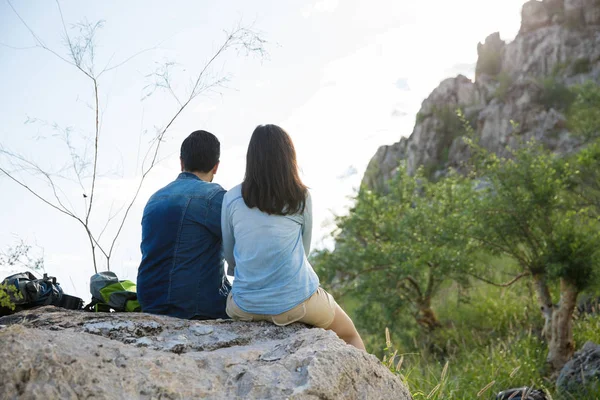 Young adults on an outdoor date — Stock Photo, Image