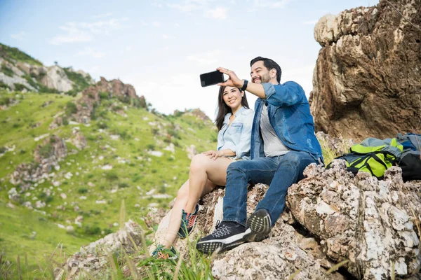 Cute couple taking a selfie — Stock Photo, Image