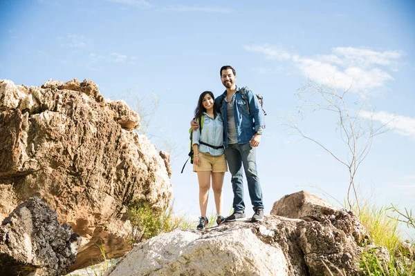 Mutlu çifte bir parkın hiking — Stok fotoğraf