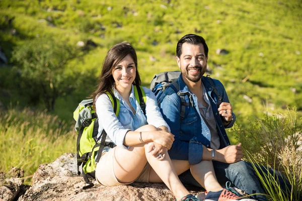 Retrato de um casal hispânico trekking — Fotografia de Stock