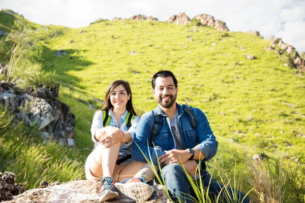 Happy couple sitting on a rock — Stock Photo, Image