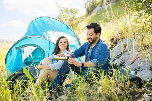 Couple Enjoying a camping day — Stock Photo, Image