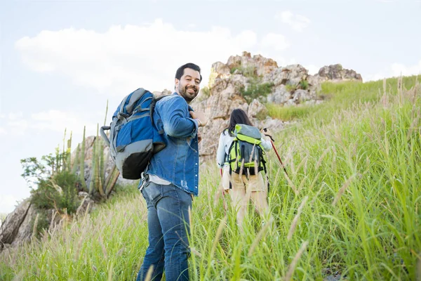 Wandelen naar de bergtop (echt) paar — Stockfoto