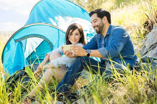 Young couple resting after a hike — Stock Photo, Image
