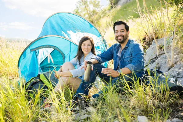 Pareja hispana acampando en las montañas — Foto de Stock