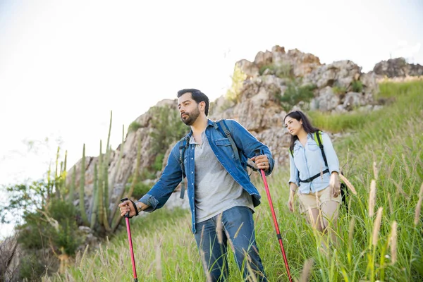 Hombre y novia bajando una montaña —  Fotos de Stock