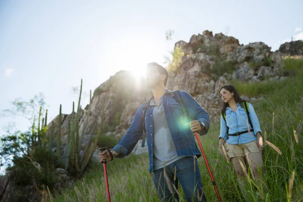 Attraktives Paar wandert bei Sonnenaufgang — Stockfoto