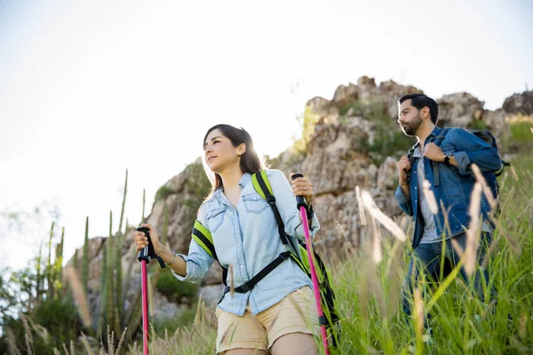 Woman and boyfriend on mountain vacation — Stock Photo, Image