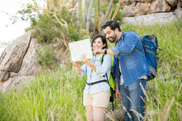 Paar überprüft beim Wandern eine Landkarte — Stockfoto