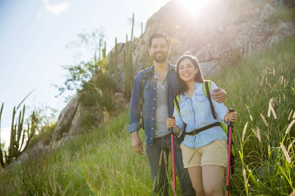 Pareja joven feliz en una montaña —  Fotos de Stock