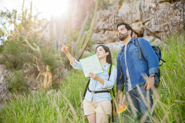 Woman pointing directions to her boyfriend — Stock Photo, Image
