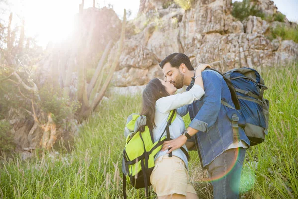 Glückliche Wanderer küssen sich bei Sonnenaufgang — Stockfoto