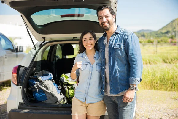 Pareja feliz yendo de excursión — Foto de Stock