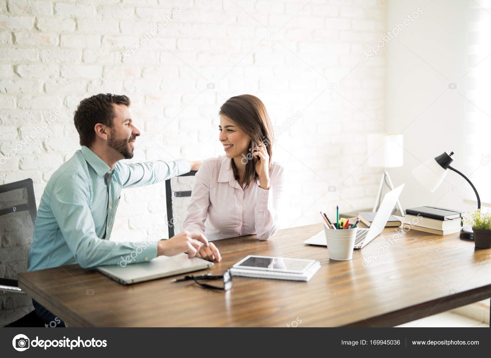 como coquetear con un hombre en el trabajo