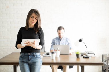 Office Yardımcısı bir tablet ile