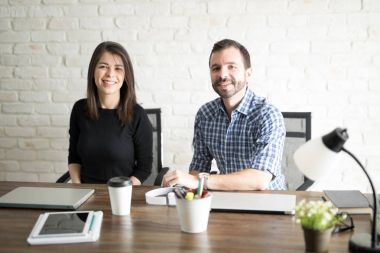 Erkek ve kadın iş yerinde portresi