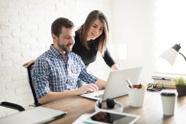 bir proje üzerinde birlikte çalışma arkadaşları