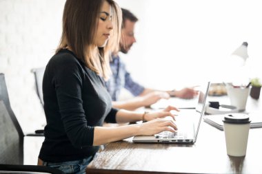 Bir proje üzerinde çalışan iş ortakları