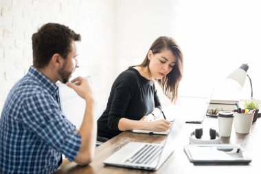 İş ortakları birlikte çalışıyor.