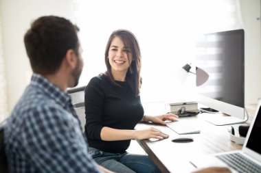 Adam ve kadın iş yerinde söz