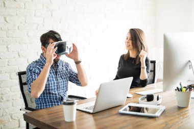 Arkadaşları Vr gözlük ile eğleniyor