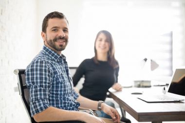 Çekici bir İspanyol adam onun işyerinde