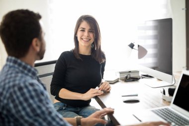 gülümseyen kadın iş yerinde