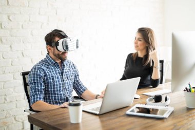 VR gözlük çalışan adam