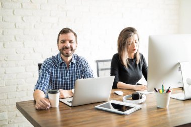 Mutlu adam iş yerinde kahve içme