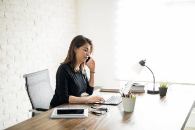 Ofiste bir telefon alma