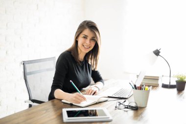 İspanyol kadın bazı notlar almak