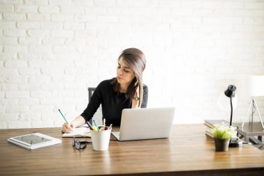 Bir ofiste çekici kadın işçi