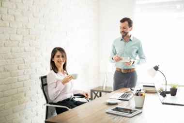 Bir ofiste kahve içme iş ortakları