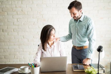 İş ofis yerinde taciz