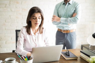 Patron bir çalışan üzerinde baskı