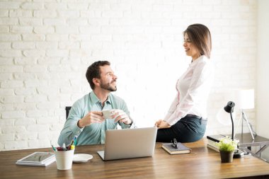 Bir iş arkadaşınız ile flört güzel kadın