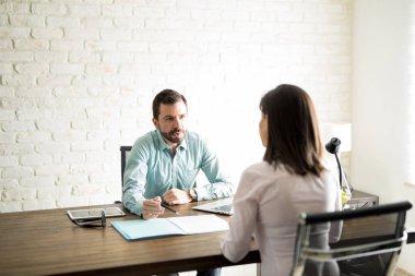 Adam iş için yeni iş arkadaşınız açıklama