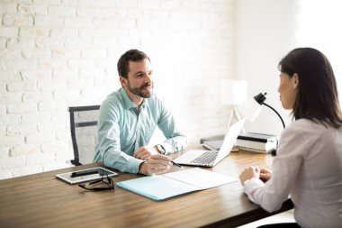 İstemci anlaşmaya açıklayan adam