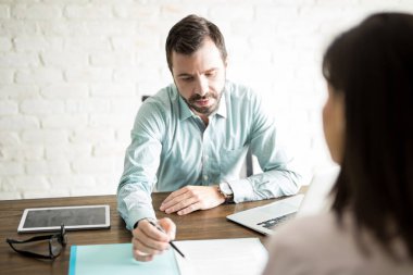Sözleşme bir istemciye açıklayan