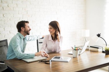 Adam onun iş arkadaşınız ile flört