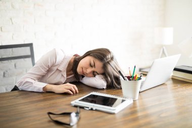 Latin kadın iş yerinde şekerleme