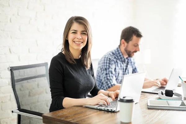 Schöne hispanische Frau arbeitet — Stockfoto