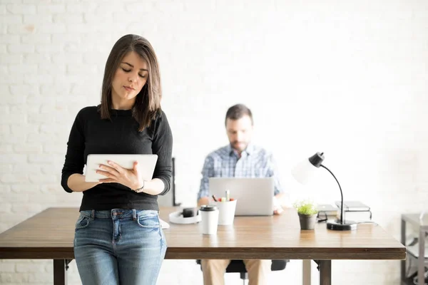 Assistant de bureau avec une tablette — Photo