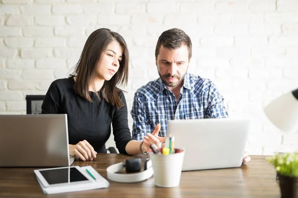 Colaboradores creativos compartiendo ideas — Foto de Stock